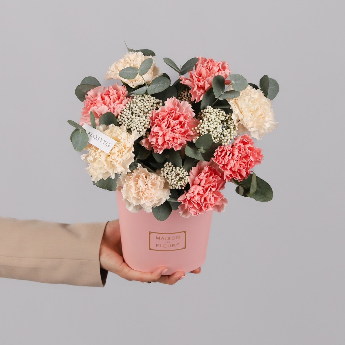 cvety v korobke diantusy s evkaliptom 6